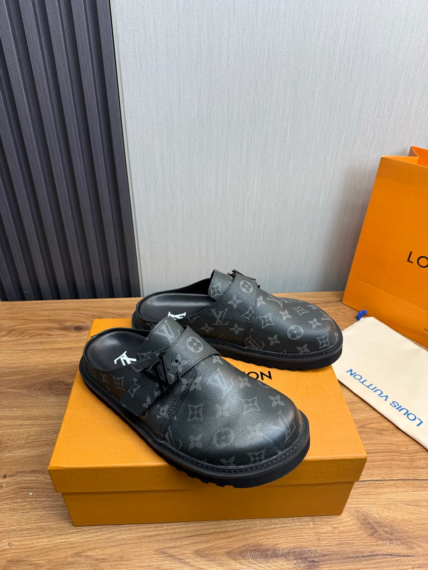 Men's men's shoes 460💰 Lv. Popular couple slippers hot sale🩷💚 🩴Official website one to one production 35-45 sizes 45 46 🉑️Customized!